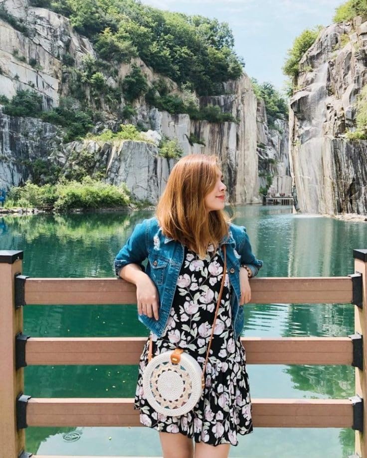 Mairo Lifestyle Rattan Cane Straw Wicker Handmade Boho Summer Beach Round Sling White Bag (Light Brown Curls)